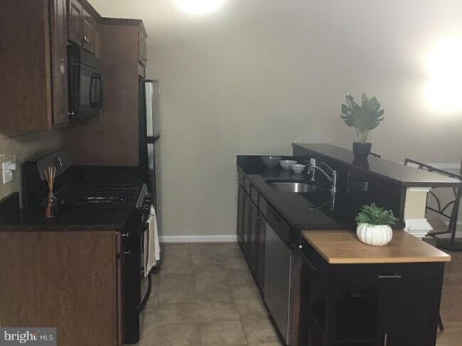 Building Photo - 4381 Americana Dr