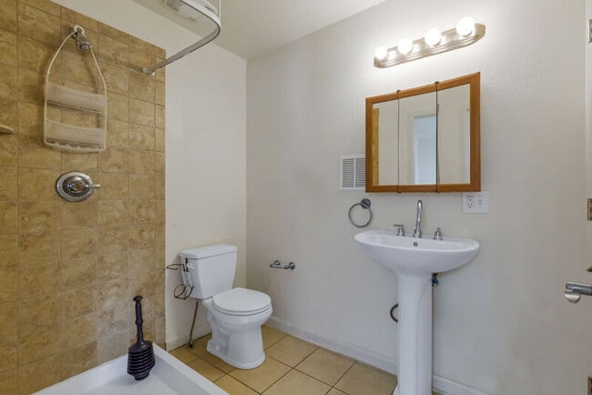 Building Photo - 1577 Chase St