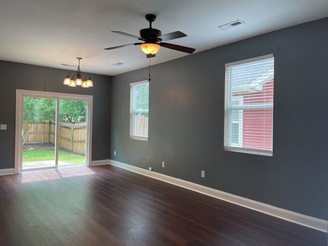 Building Photo - 8806 Shadowglen Dr