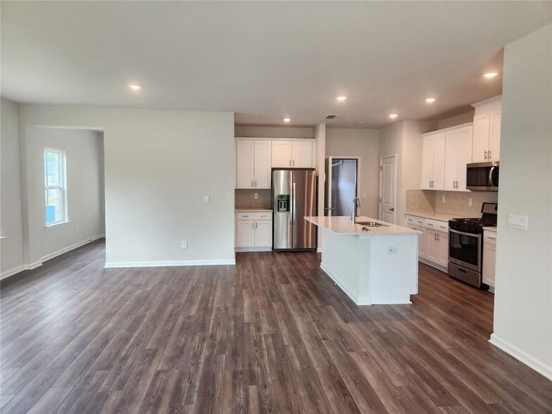 Building Photo - 1050 Sunny Lk Dr