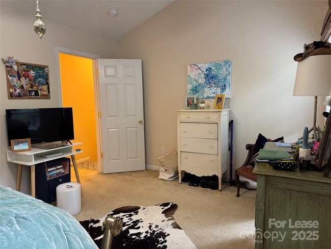 Building Photo - 8763 Robinson Forest Dr