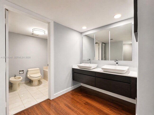 Building Photo - 520 Brickell Key Dr