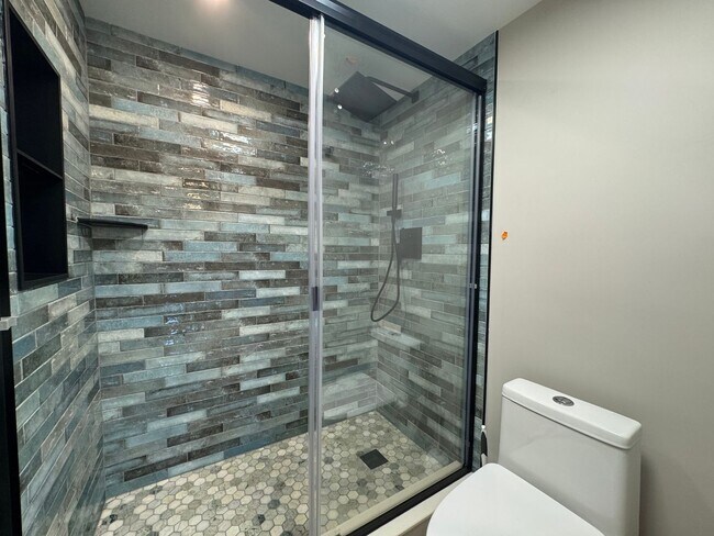 Building Photo - Luxurious Double Suite Condo With 2 Full Baths and Sunroom In Desired Belvedere Condominiums