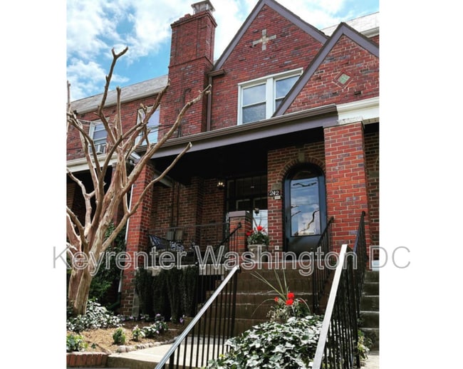 Building Photo - 242 Emerson St NW