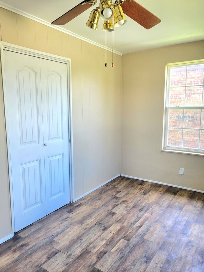 Building Photo - Updated Throughout and Move in ready!!!