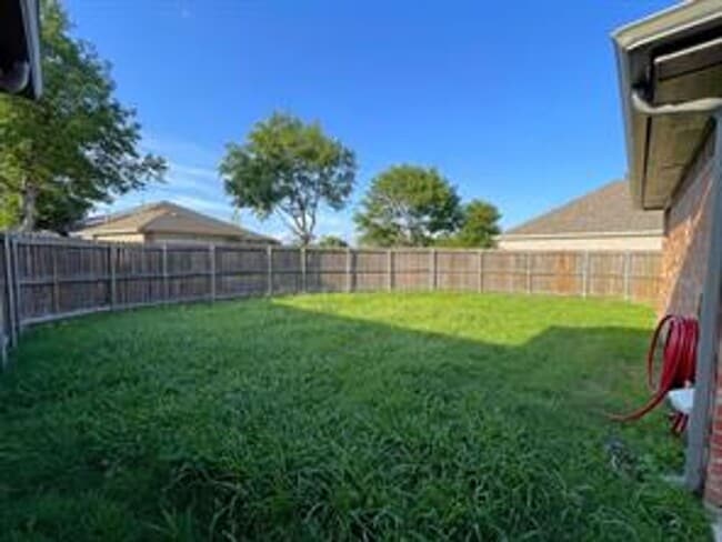 Building Photo - 10910 Red Cedar Dr