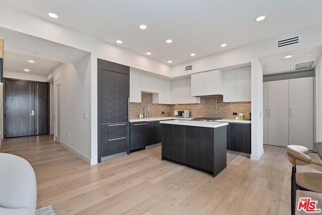 Building Photo - 505 S Barrington Ave