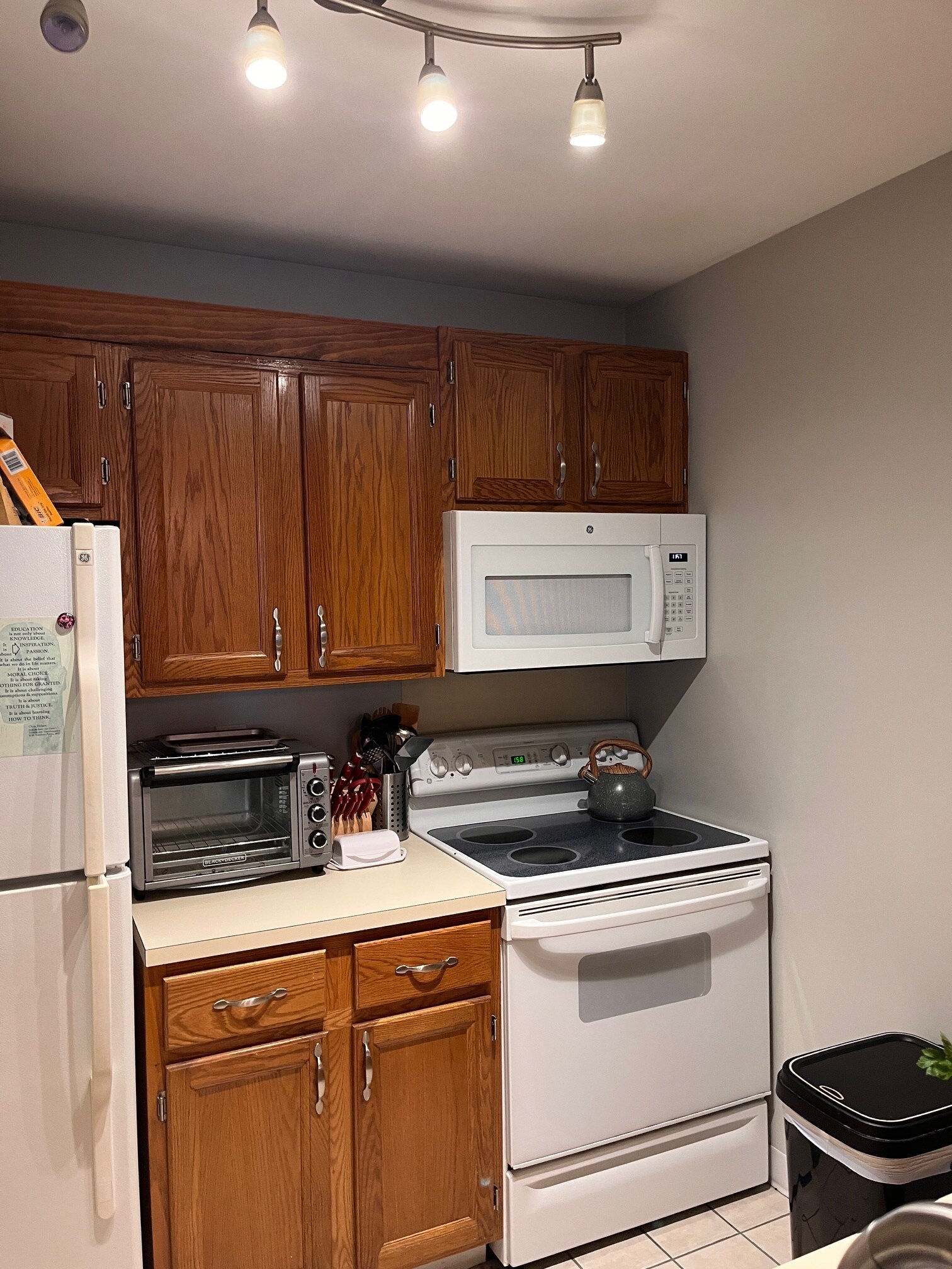 Building Photo - 8 Rose Ln