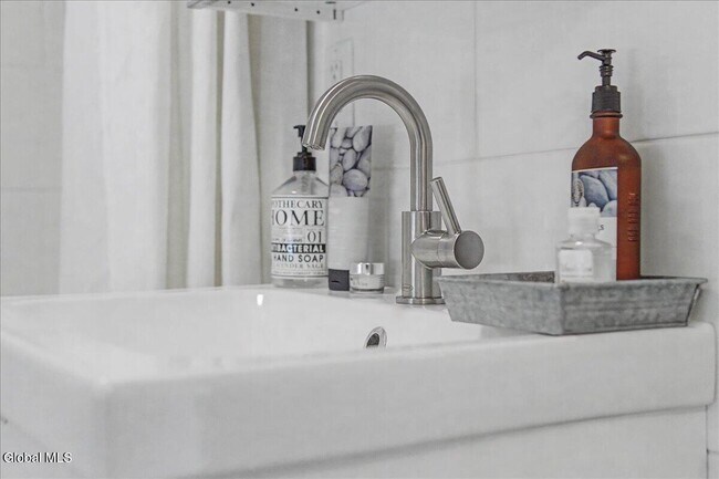 Building Photo - 5 Swanner Ln