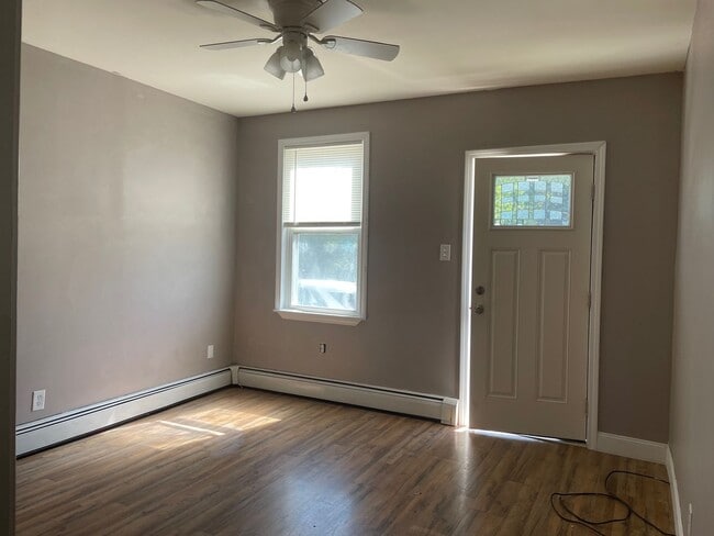 Building Photo - 2 bedroom 1 bathroom