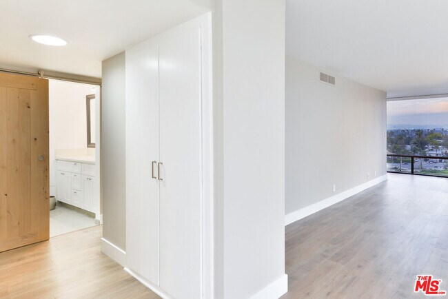 Building Photo - 4265 Marina City Dr