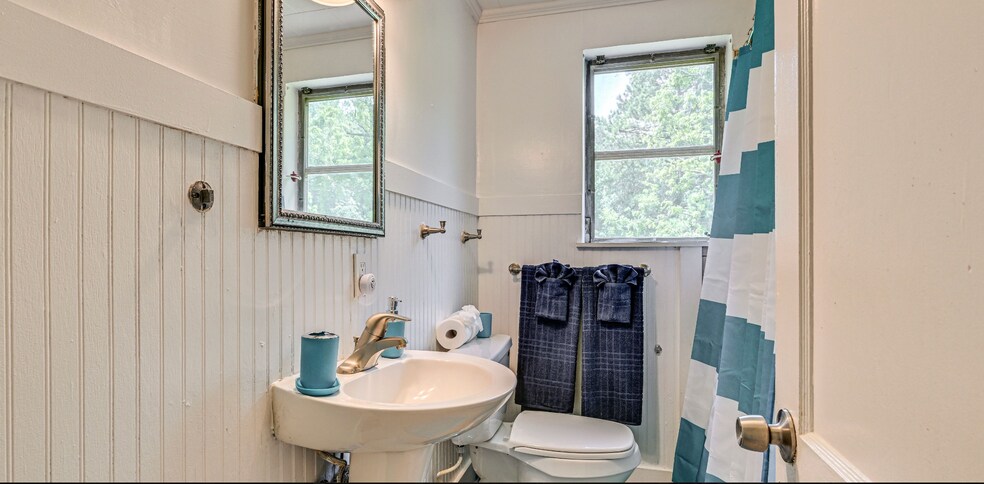 Building Photo - Room in House on Austin Dr