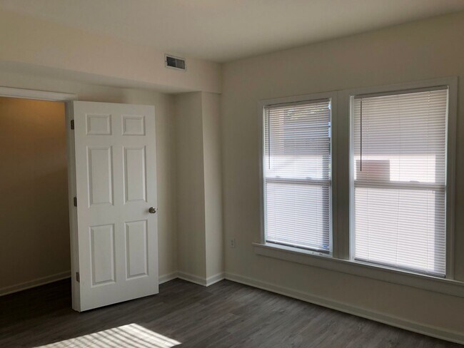 Building Photo - Renovated Duplex