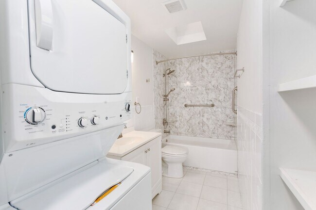 Building Photo - Remodeled Tacoma Duplex with Solar Panels & Fenced Yard **$500 OFF FIRST MONTHS RENT**