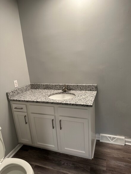 Bath - 605 Buckingham Ln