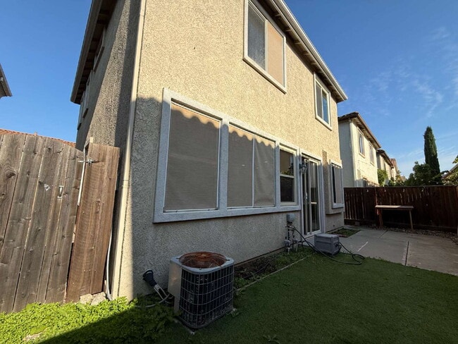 Building Photo - 3 Bedroom 3 Bath Beauty in West Sacramento!