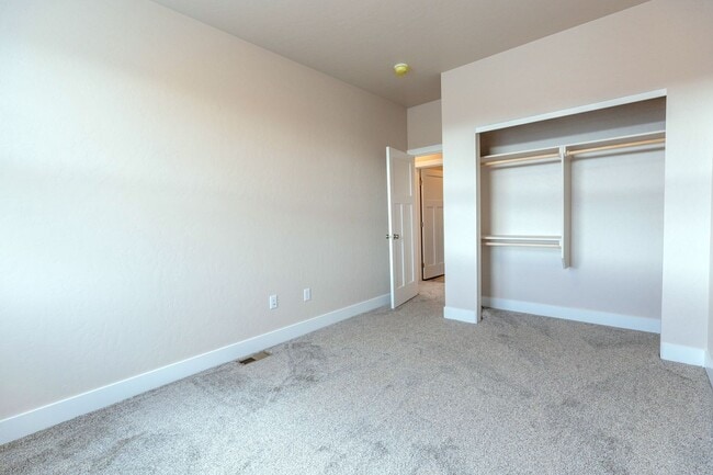 Building Photo - Beautiful 3br Townhome w 1-car Garage (2024)