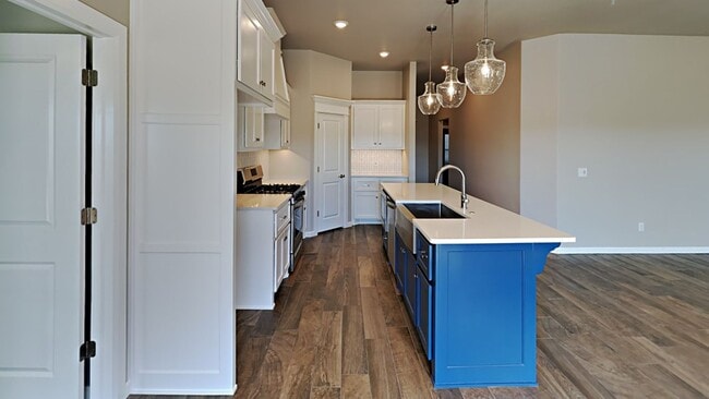 Building Photo - Beautiful 4 Bedroom 2 Bathroom Home in Pie...