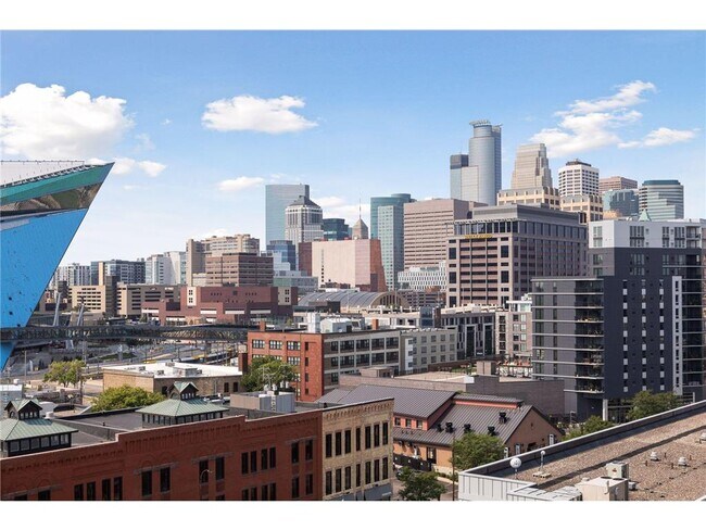 Building Photo - 215 10th Ave S