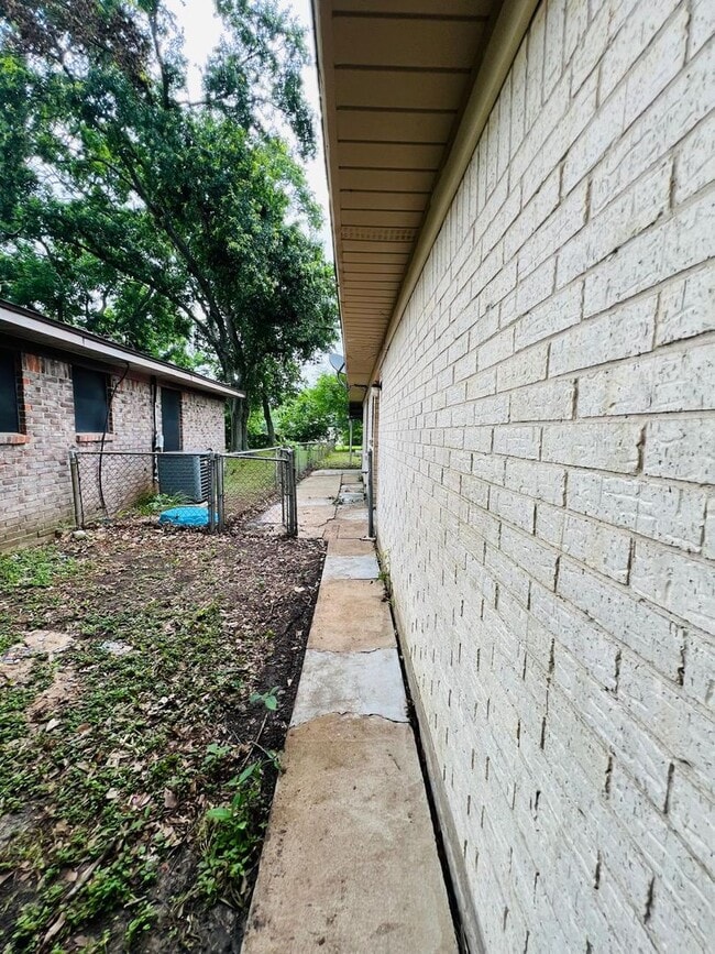Building Photo - Beautiful 3 bedroom home in Angleton TX