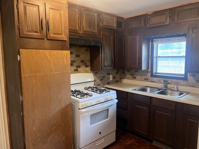 Building Photo - 2/1 in Southeast Sherman Near Rosedale Park