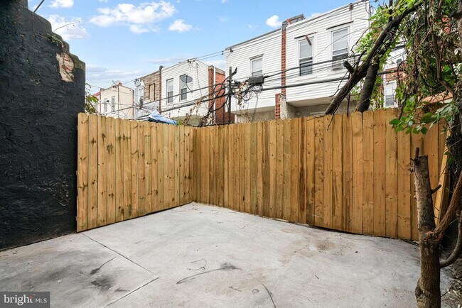 Building Photo - 2117 S Alden St