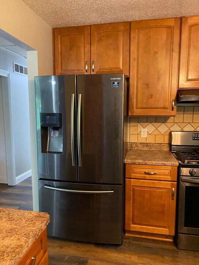 Building Photo - West side location 4br 2.5bth Finished Basement 2crg