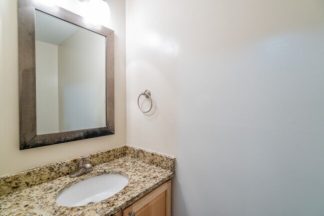 Building Photo - Location is Everything With This 3 Bed 3.5 Bath Townhouse in Hampton Court Community