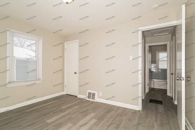 Building Photo - 1147 Darr Dr