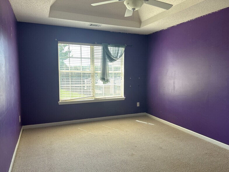 Building Photo - Room in House on Cabana Way