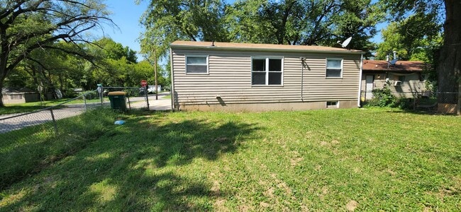 Building Photo - Lovely 3 Bedroom 1.5 Bathroom Home