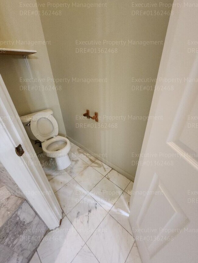 Building Photo - 4 bedroom 3 FULL bath/ 3 CAR Garage.. 2418...