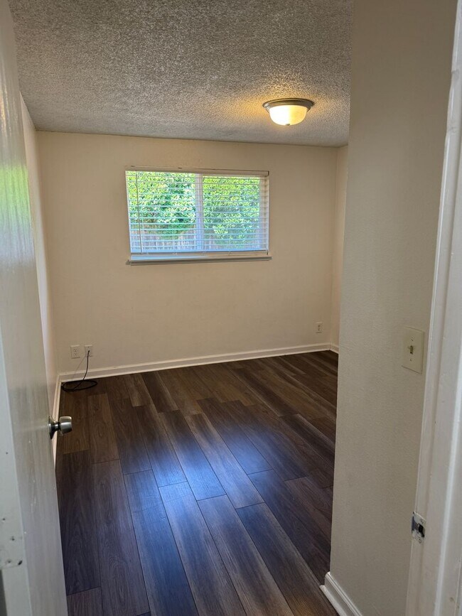 Building Photo - 2 bedroom 1 bath duplex with a garage!