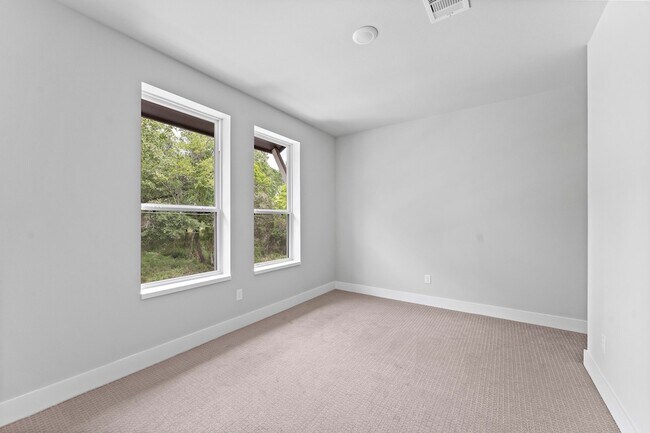 Building Photo - 2183 Mansfield St