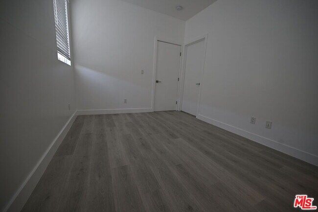 Building Photo - 644 N Manhattan Pl