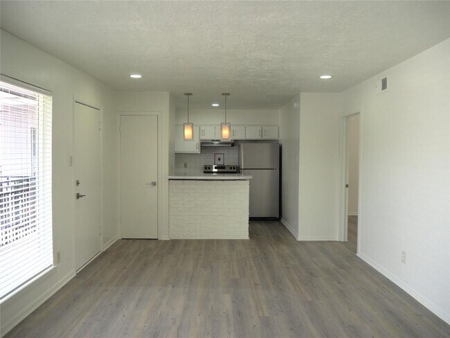Building Photo - 4910 Saxon Dr