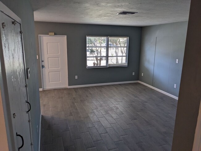 Building Photo - Conveniently located 2/1 Florida home with private backyard