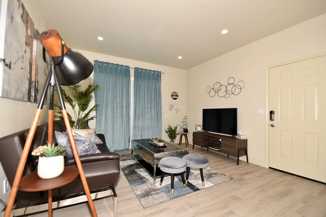 Building Photo - Stunning 1 Bedroom with modern remodeling