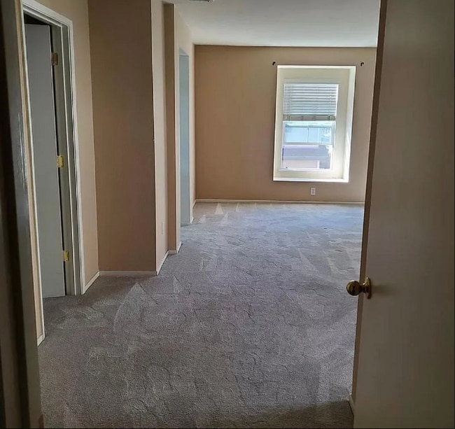 Building Photo - 3034 Roadrunner Dr
