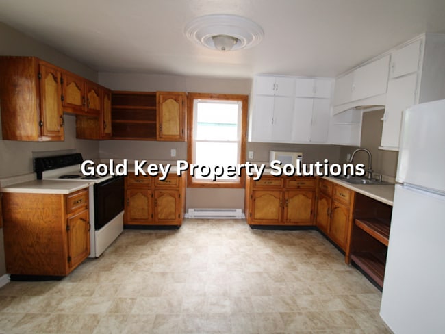 Building Photo - All Electric 3 BR 1 BA House with Garage, ...
