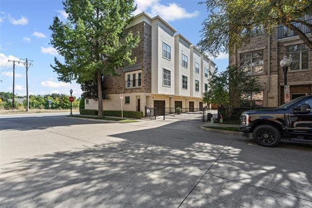 Building Photo - 720 E 1st St