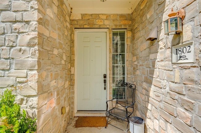 Building Photo - 1802 Village Oak Ct