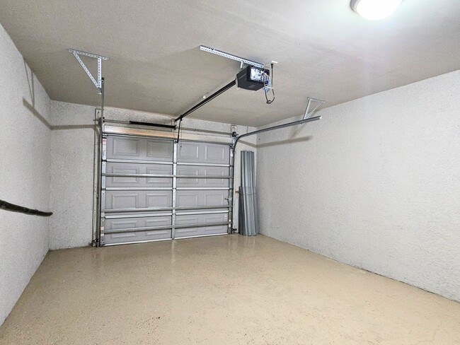 Building Photo - Like New  3 bedroom, 2bath 1 car garage