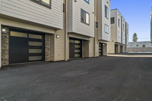 Building Photo - 910 21st St