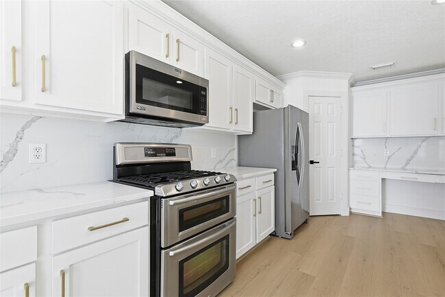 Building Photo - 1135 Eden Park Ln