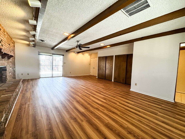 Building Photo - "Charming 3 Bedroom, 2 Bathroom Home with Spacious Living"