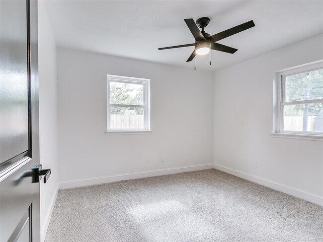 Building Photo - 700 Greenwood Dr