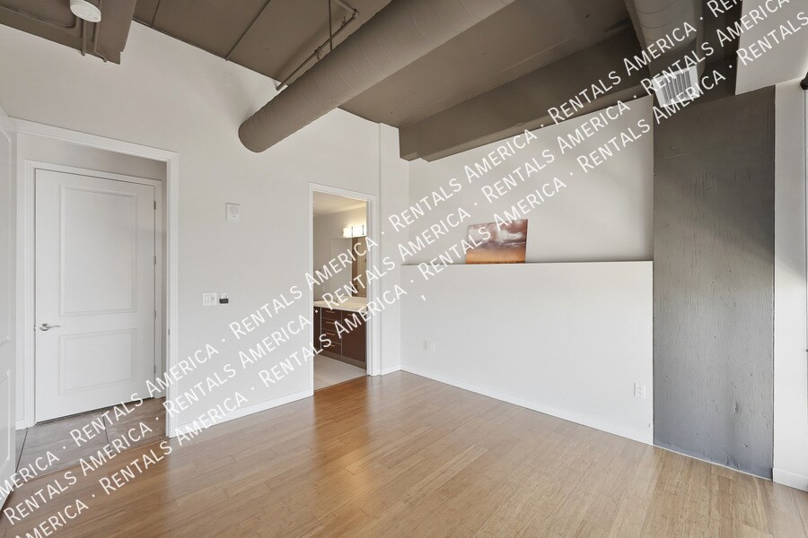 Building Photo - 1 E Lexington Ave
