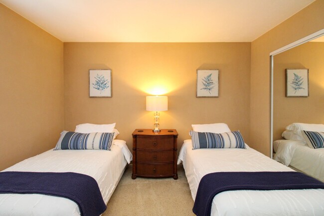 Building Photo - ** 2/2 CHARMING FURNISHED CONDO AT THE ISL...