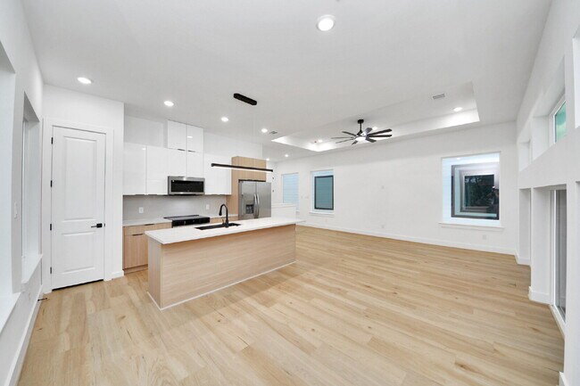 Building Photo - 7117 Eastwood St